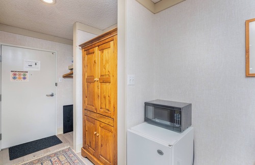 Telluride Hotel | Budget-Friendly Riverside Hotel Room with Breakfast & Kitchen