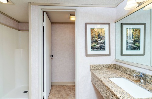 Telluride Hotel | Budget-Friendly Riverside Hotel Room with Breakfast & Kitchen