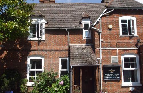 Hamble-le-Rice Hotel | Riverside House: Guest Rated 9/10 with Hot Tub & Family Fun