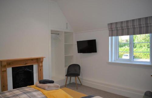 Hamble-le-Rice Hotel | Riverside House: Guest Rated 9/10 with Hot Tub & Family Fun