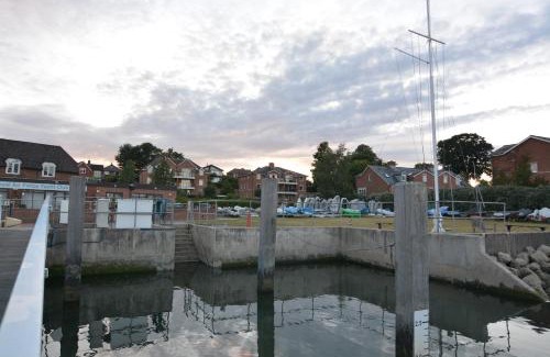 Hamble-le-Rice Hotel | Riverside House: Guest Rated 9/10 with Hot Tub & Family Fun