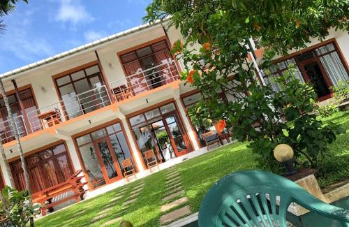 Hettimulla Hotel | Riverside Inn Fuji: Oceanfront Stay with Incredible Views