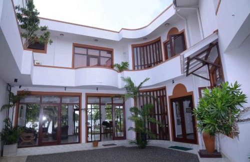 Hettimulla Hotel | Riverside Inn Fuji: Oceanfront Stay with Incredible Views