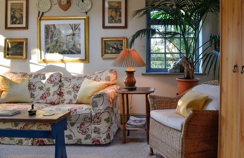 Little Rissington House | Riverside Lodge: Family-Friendly Retreat with Pool Access
