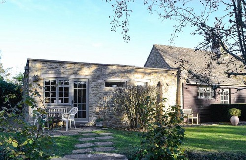 Little Rissington House | Riverside Lodge: Family-Friendly Retreat with Pool Access