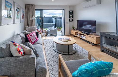 Albert Town House | Riverside Lodge - Luxury Two Bedroom With Hot Tub