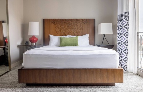 Downtown San Antonio Hotel | Riverside Retreat in San Antonio with City Views & Amenities