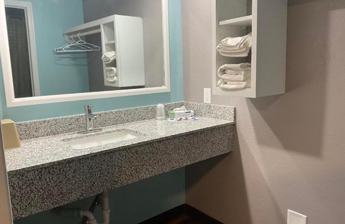 Hebron Hotel | Riverside Motel: Family-Friendly with Pet Amenities Included