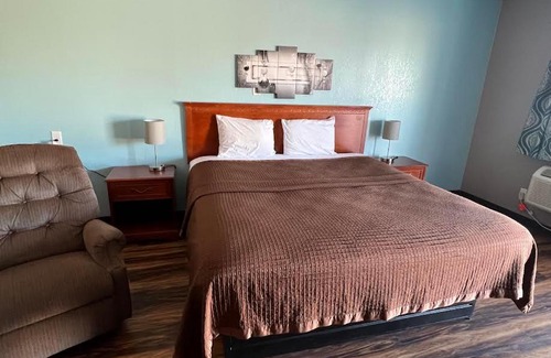Hebron Hotel | Riverside Motel: Family-Friendly with Pet Amenities Included