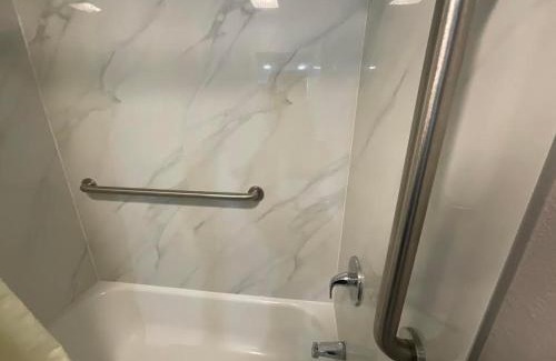 Hebron Hotel | Riverside Motel: Family-Friendly with Pet Amenities Included