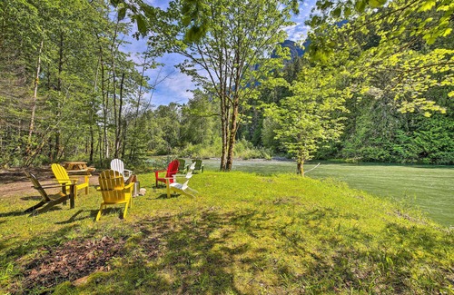 North Bend House | Riverside North Bend Oasis: Guest Rated 10/10 with Spa & Views