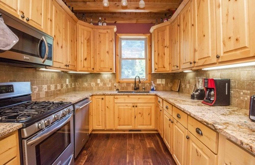 Tellico Plains Cabin | Experience Riverside Premium Cabin: Child-Friendly Retreat