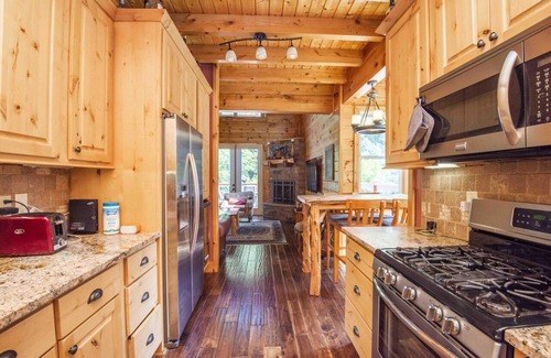 Tellico Plains Cabin | Experience Riverside Premium Cabin: Child-Friendly Retreat