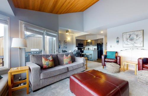 Redmond House | Riverside R&R: Family-Friendly Retreat with Pool & Hot Tub