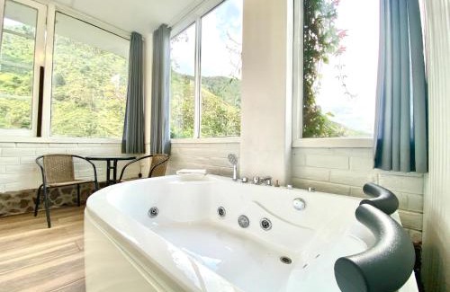 Banos de Agua Santa House | Riverside Retreat - Pet & Child Friendly Getaway 10/10 Rated