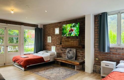 Banos de Agua Santa House | Riverside Retreat - Pet & Child Friendly Getaway 10/10 Rated