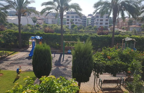 Tosmur Belediyesi Apartment | Exceptional Riverside Resort: Pet-Friendly with Ocean Views