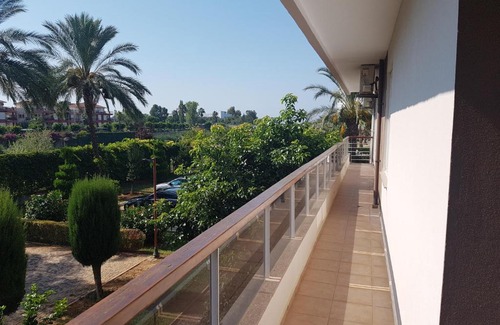 Tosmur Belediyesi Apartment | Exceptional Riverside Resort: Pet-Friendly with Ocean Views