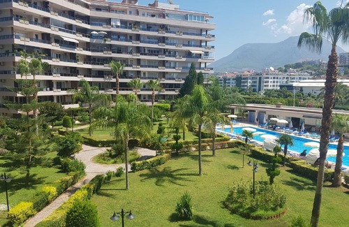 Tosmur Belediyesi Apartment | Exceptional Riverside Resort: Pet-Friendly with Ocean Views