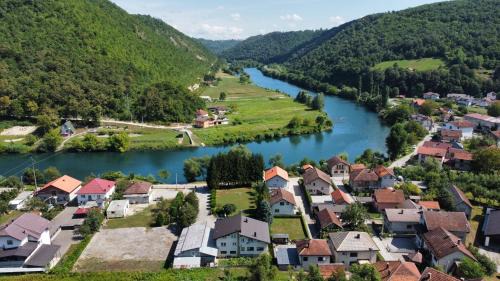 Mali Radic Villa | Riverside Resort Una: Family-Friendly with Breakfast Included