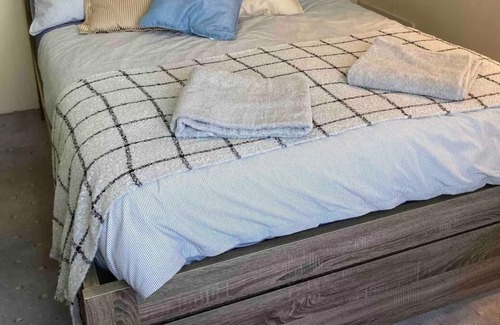 Oaks Estate House | Riverside Rest: Family-Friendly Escape with Spa & Hot Tub