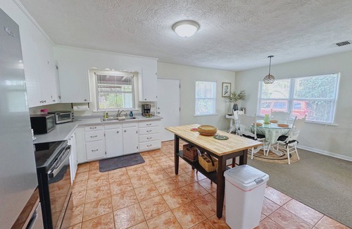 Edgewater House | Quinn's Riverside Retreat: Family-Friendly, Steps from Beach