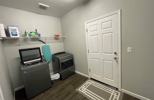 Herndon House | Riverside Retreat - 5 bedroom & 3 Bathroom with Wifi, AC, Washer & Dryer!