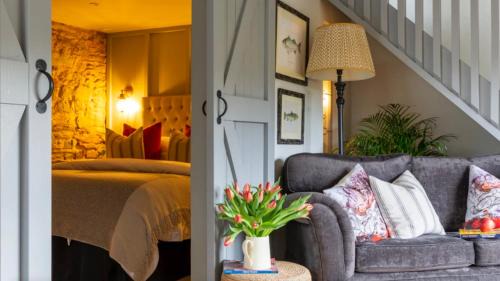 Tuckenhay House | Riverside Retreat: Oceanfront Getaway with 9.8 Rating