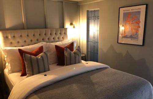 Tuckenhay House | Riverside Retreat: Oceanfront Getaway with 9.8 Rating