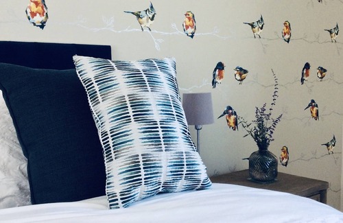 Diss House | Idyllic Riverside Retreat with Spa and Kayaking Adventures