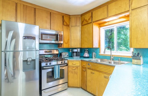 Dexter House | Riverside Retreat: Spectacular Views & Family-Friendly Amenities