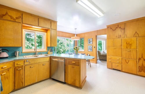 Dexter House | Riverside Retreat: Spectacular Views & Family-Friendly Amenities