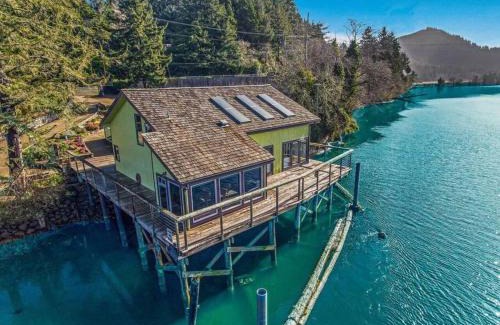 Kernville House | Idyllic River Retreat: Pet-Friendly on the Oregon Coast