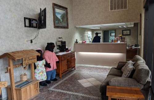 Pigeon Forge Hotel | Riverside Tower: 4-Star Stay with Private Pool & Child-Friendly