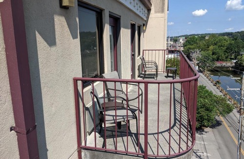 Pigeon Forge Hotel | Riverside Tower: 4-Star Stay with Private Pool & Child-Friendly