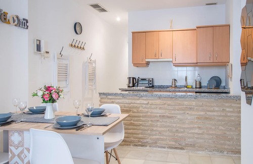 Triana Apartment | Riverside Triana Apartment: Relaxing Getaway with Spa & Kitchen