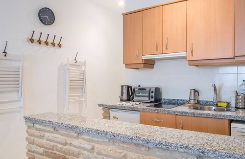 Triana Apartment | Riverside Triana Apartment: Relaxing Getaway with Spa & Kitchen