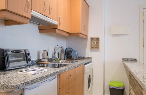 Triana Apartment | Riverside Triana Apartment: Relaxing Getaway with Spa & Kitchen
