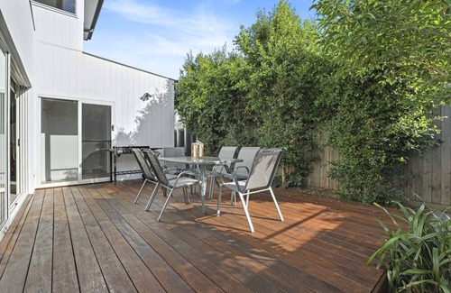 Carrum House | Comfortable Riverside Villa with Pet-Friendly Amenities