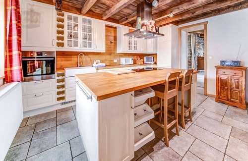 Leglise House | Idyllic Getaway in Léglise with Garden and Pond Retreat