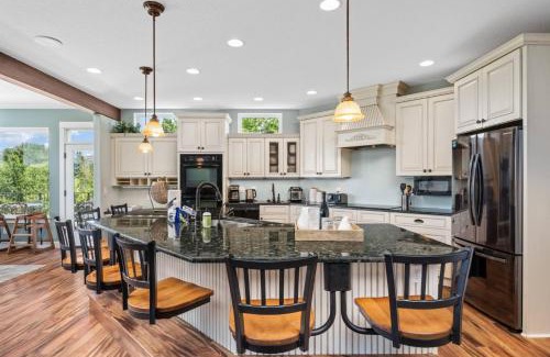 Hood River House | Escape to RiverSong Country Chateau with Family and Pets