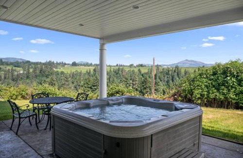 Hood River House | Escape to RiverSong Country Chateau with Family and Pets