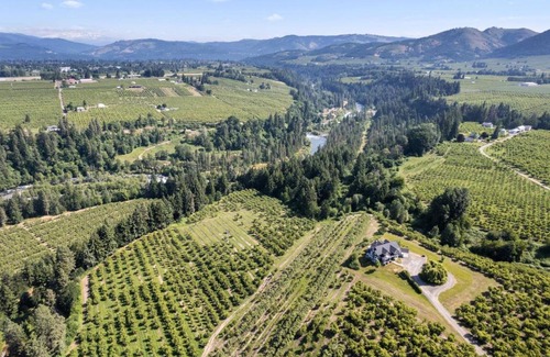 Hood River House | Escape to RiverSong Country Chateau with Family and Pets