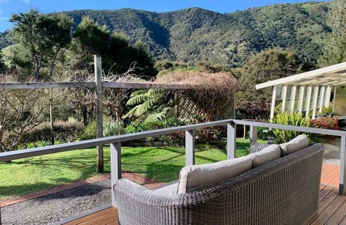 Thames House | Discover RiverSong Retreat: Ocean View & Spa Oasis