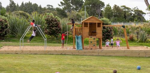 Kumara Junction House | Riverstone House: Family-Friendly Retreat with 10/10 Ratings