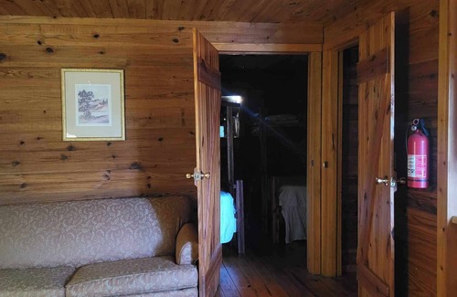 Mammoth Spring Hotel | Relaxing Riverview Cabins with Oceanfront Pool Access