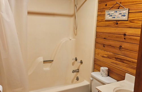 Mammoth Spring Hotel | Relaxing Riverview Cabins with Oceanfront Pool Access