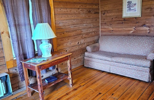 Mammoth Spring Hotel | Relaxing Riverview Cabins with Oceanfront Pool Access