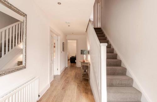 Londonderry House | Riverview Cottage: Family-Friendly Retreat with 9.4/10 Rating