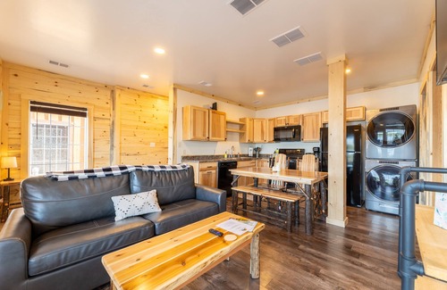 Houghton Cabin | Riverview Garden Cabin 21A: Pet-Friendly Retreat with Views